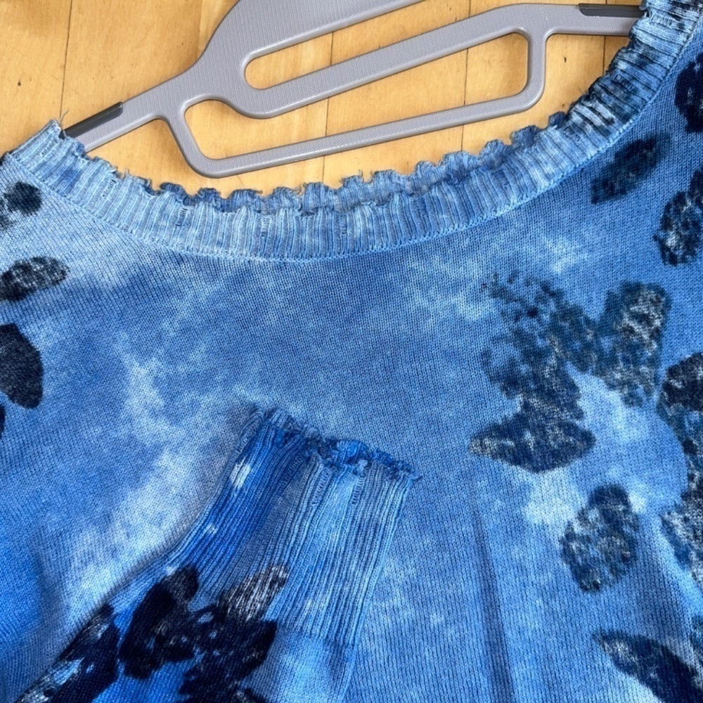 Nic + Zoe Blue floral sweater, Med. CB2063 - Picture 2 of 4